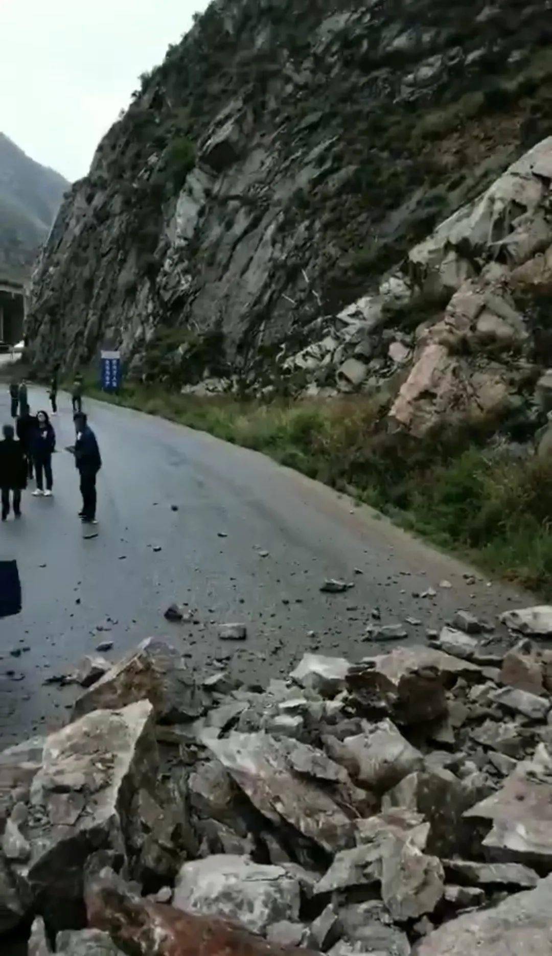 受阴雨天气影响,造成乐化公路盛家峡路段发生山体滑坡,致使由乐都城区