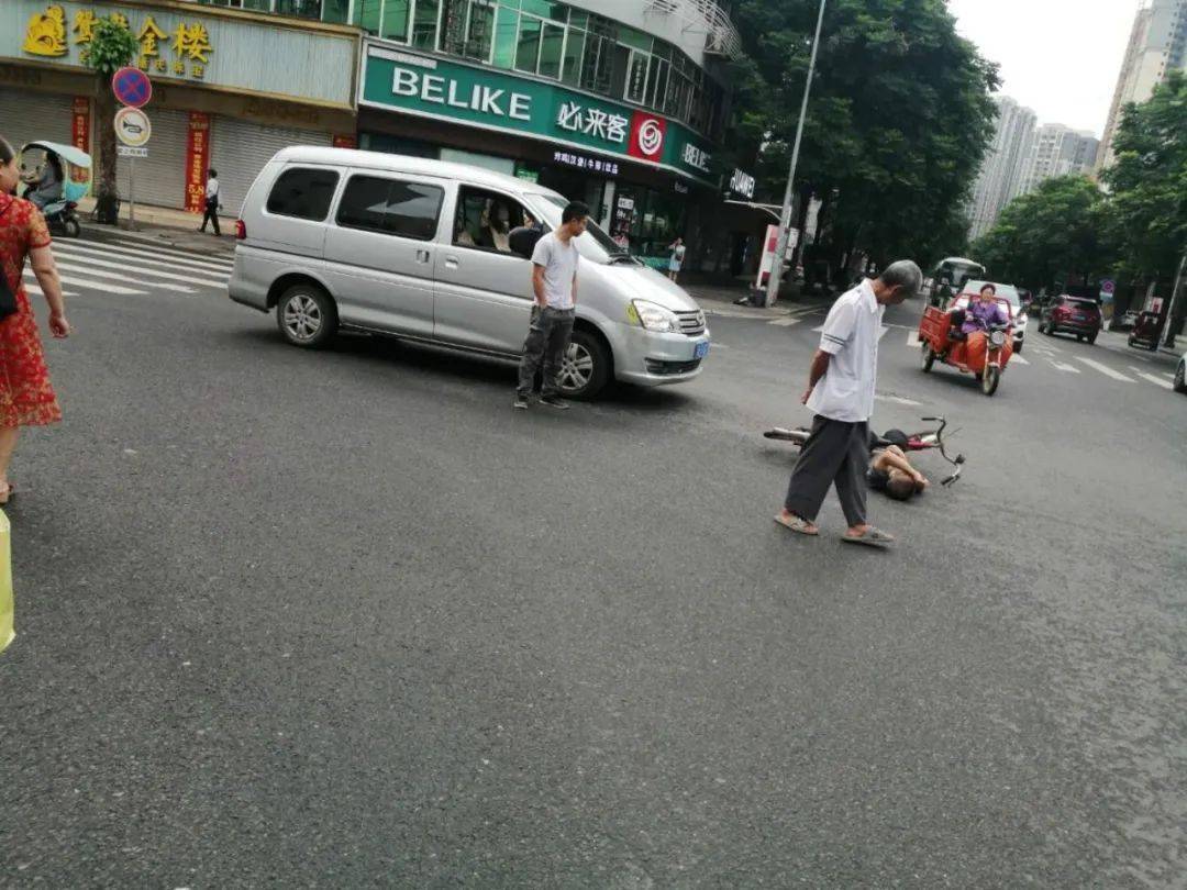 今天早上宜昌路口发生车祸