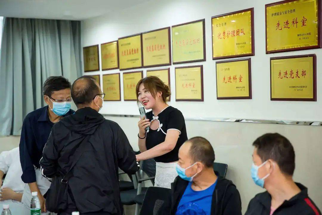 理事会会长彭君为大家表演节目