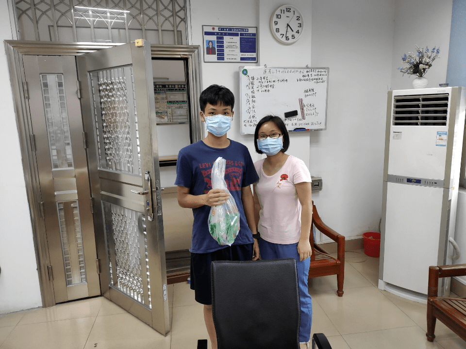 梁嘉恒替爷爷领取端午节慰问品.
