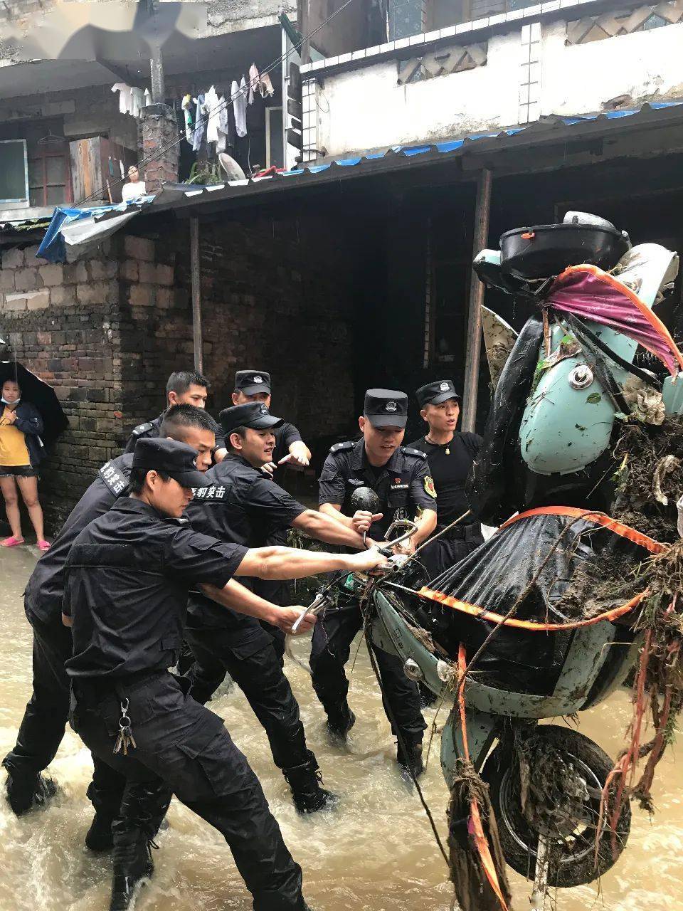 暴雨引发洪水三都公安挺身而出