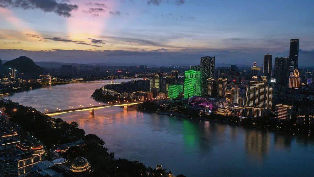 这是柳州市夜景(6月18日无人机照片).