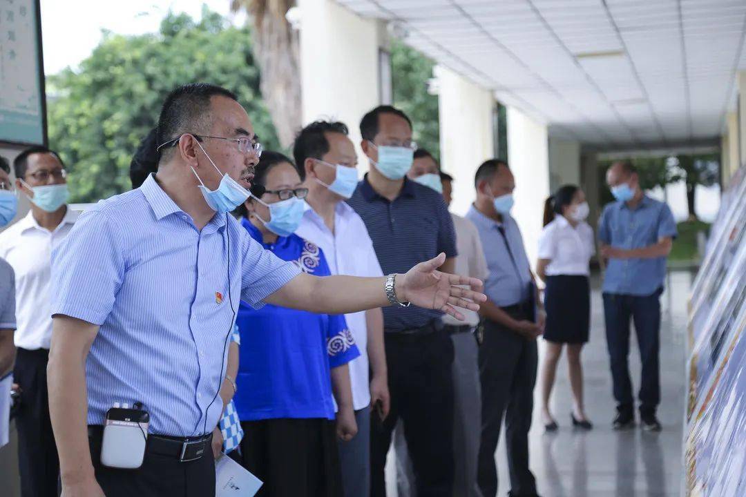 西昌市教育体育和科学技术局局长龙波现场汇报了西昌市《义务教育法》