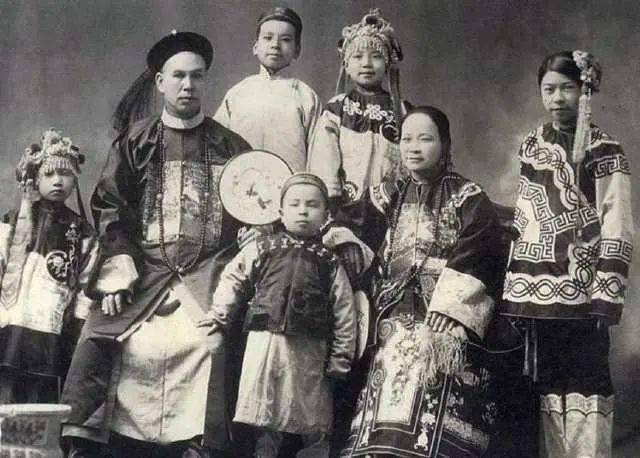 清朝老照片中国一夫一妻多妾家庭照人数众多妻妾年龄差距大