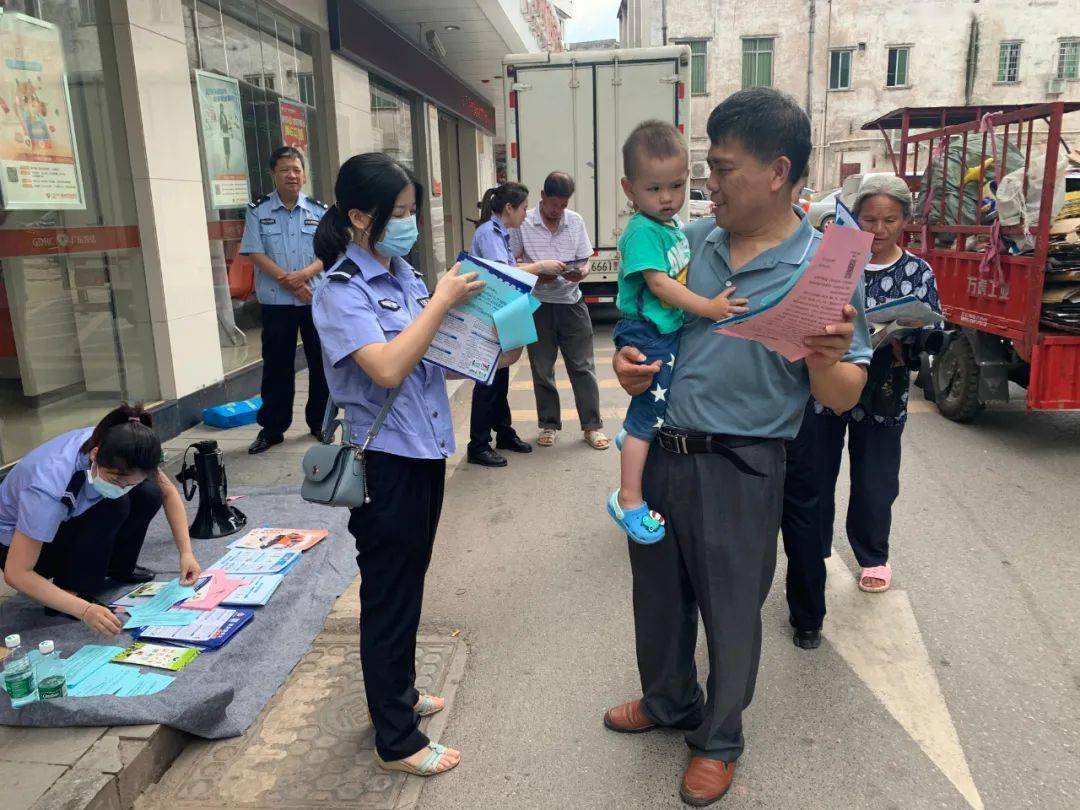 昨天,连州警察也去"摆地摊"了,现场很多群众围观