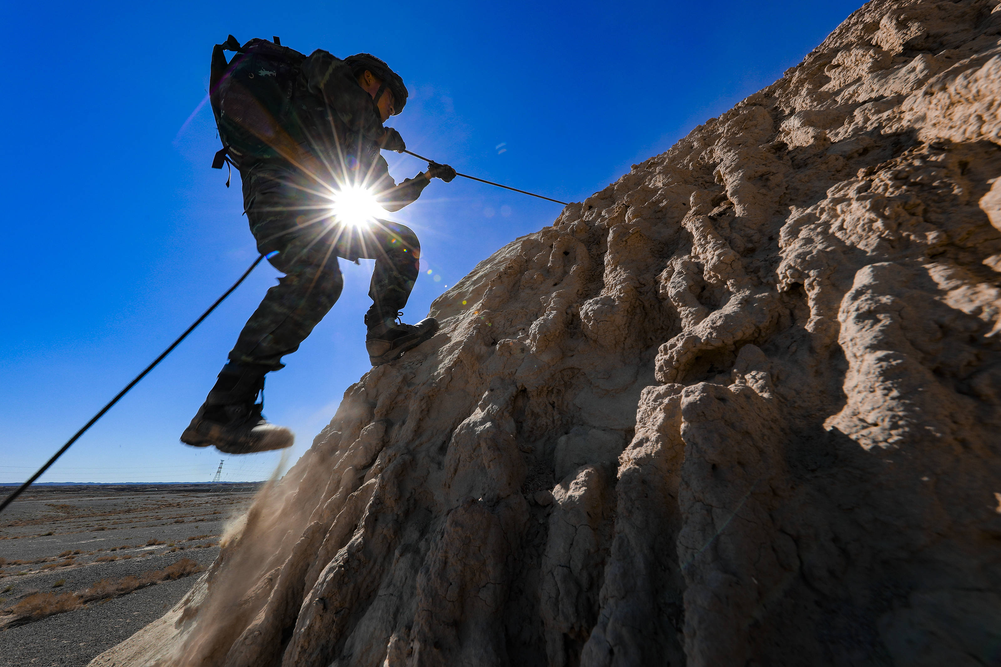 武警新疆总队克拉玛依支队特战队员进行攀岩训练(6月24日摄).