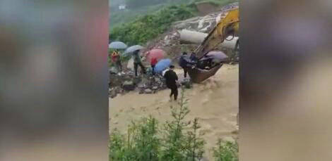 中考途中遇洪水民警巧用挖掘机运输学生