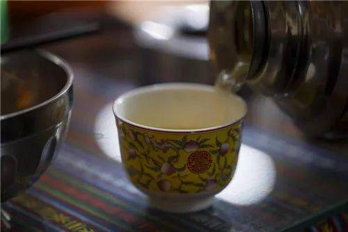 青稞糌粑甜茶请听西藏说，这里古朴又时尚。