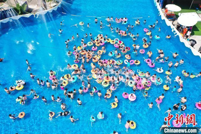 图猜成语莲花在水中有倒影_月亮在水中的倒影图片