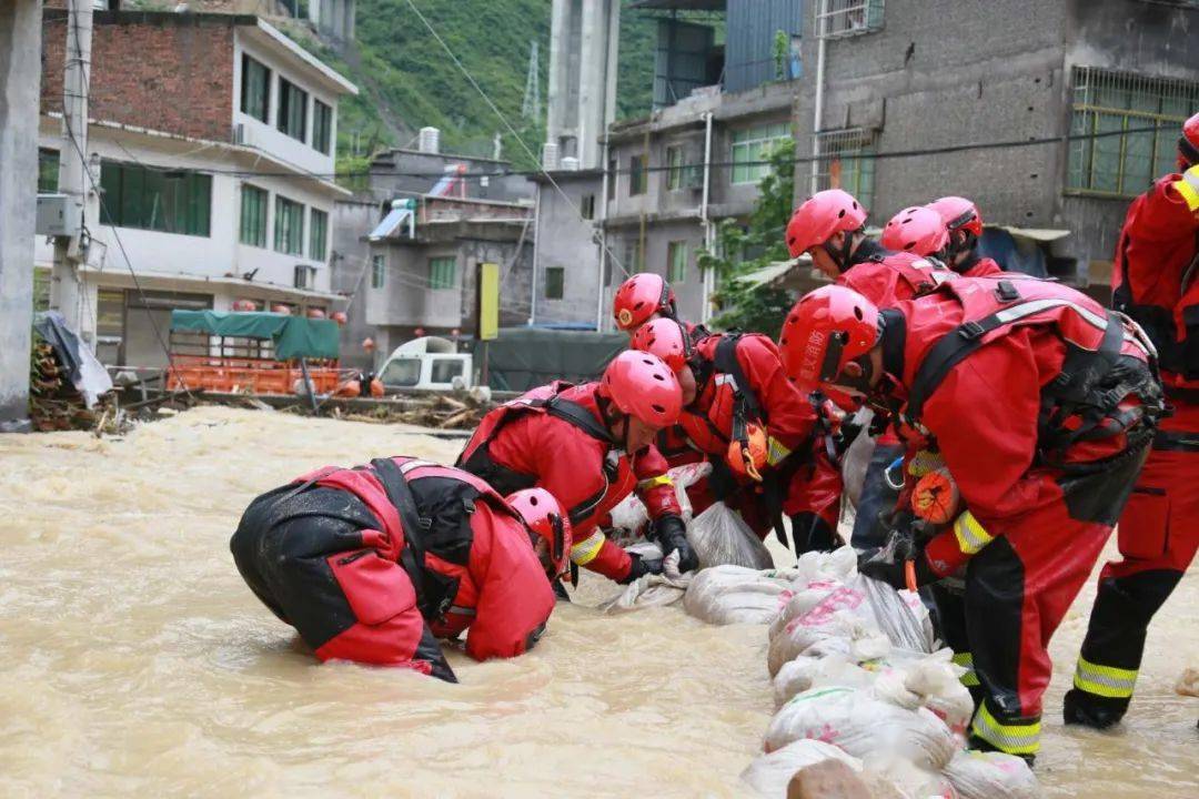 山体滑坡,道路中断,消防员抗洪