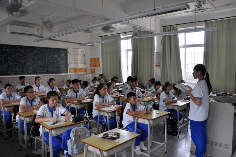 禁毒主题班会在国际禁毒日来临之际,荔湾区东漖中学开展了"珍爱生命