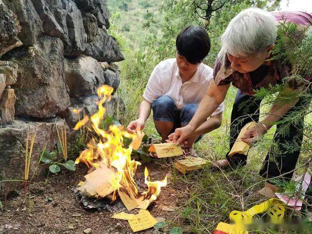 坟前烧香祭拜.