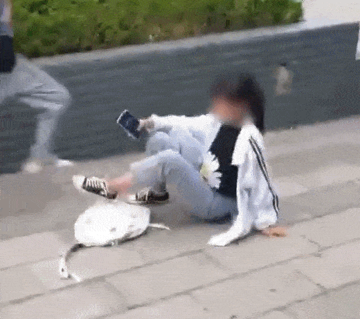 四名男子先是疯狂扇女孩子巴掌,正当女孩子起身离开的时候,却遭到