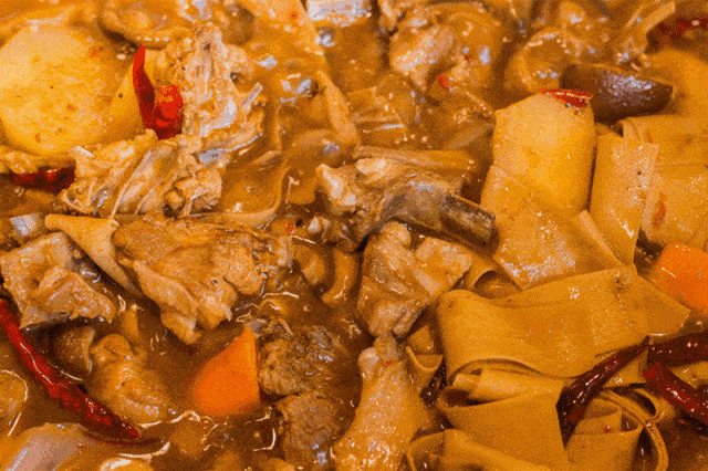 除了鸡肉 锅里的每一种素菜都充分 吸收了汤汁的香味 //////  铁锅土