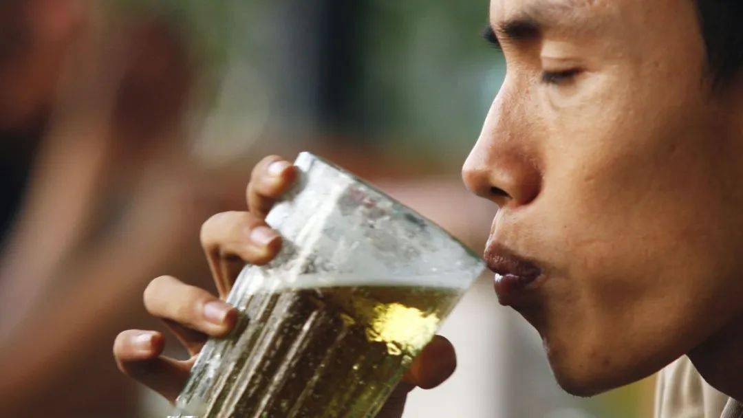 根据泰国一些地区的法律规定,在社交媒体上发布喝酒的图片可能会被视