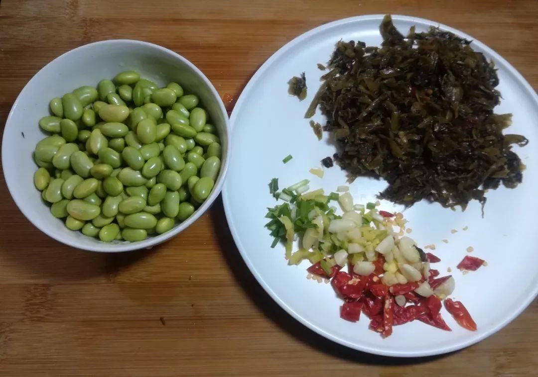 雪菜炒毛豆的做法，鲜香爽口，很适合佐餐下酒