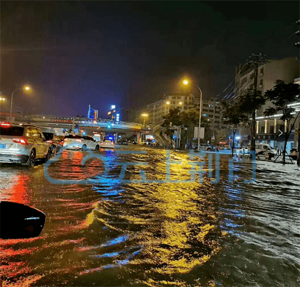 来跟随荆视频镜头 看看昨天的暴雨 有 多 大!