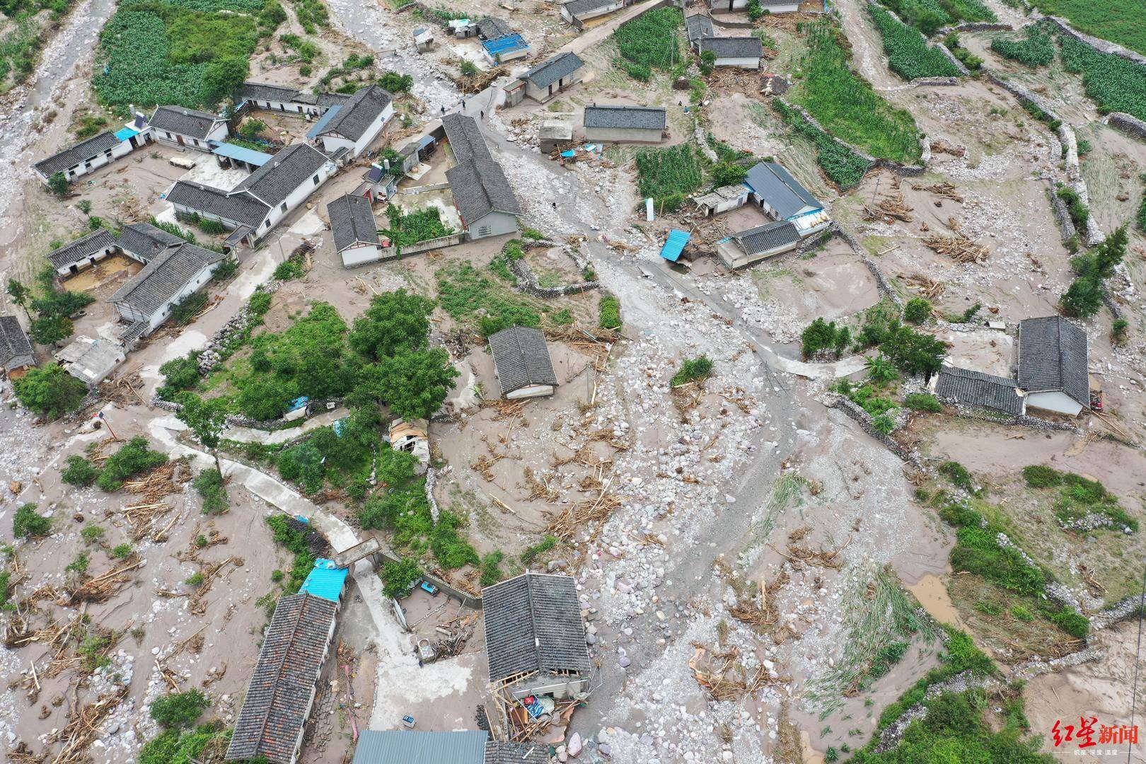 四川冕宁特大暴雨 一家8口逃生被山洪冲倒,11岁女孩抓住树枝被邻居救下