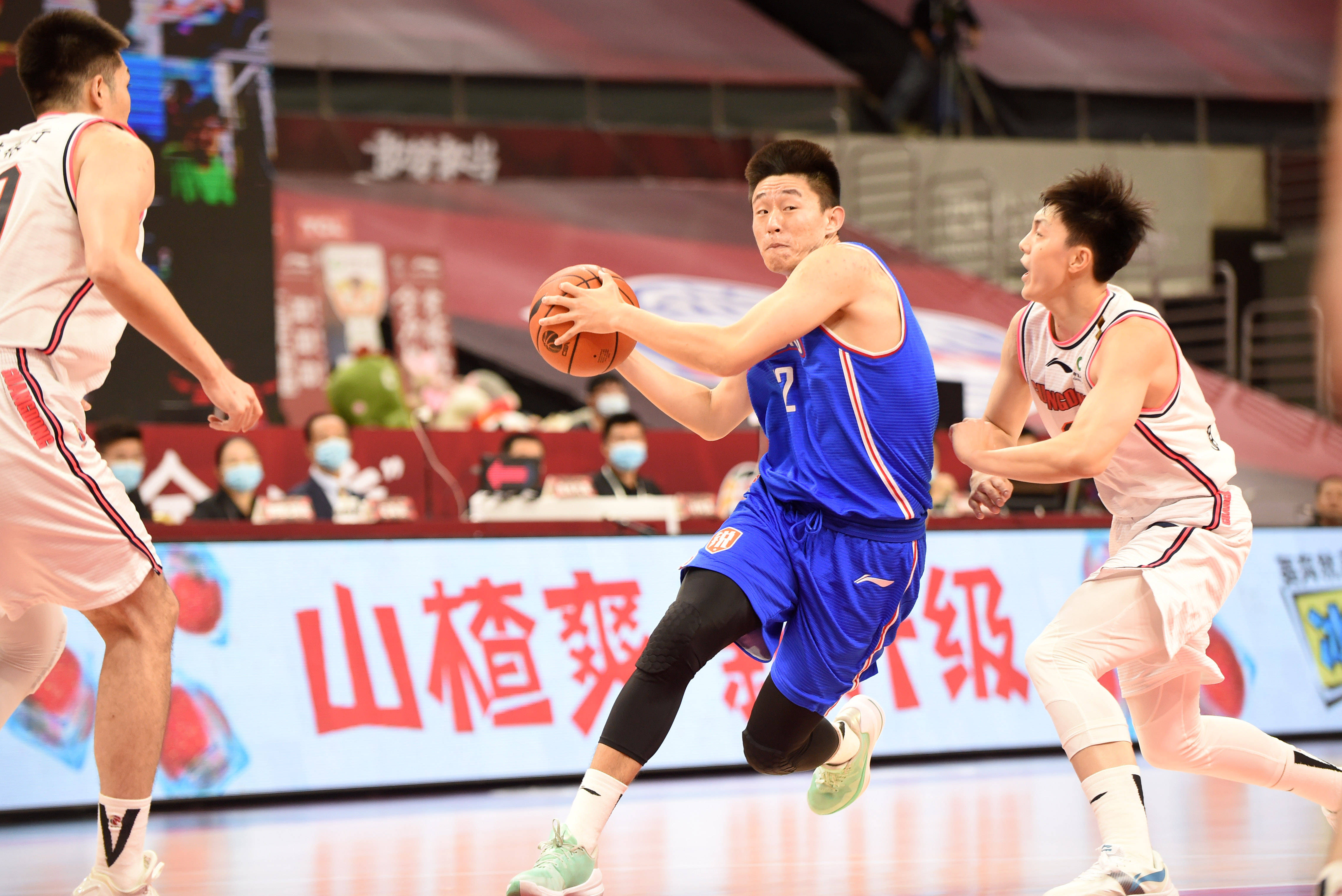 6月29日,天津先行者队球员刘帅(中)在比赛中带球突破.