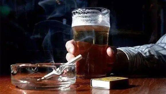 那么抽烟和喝酒,哪个对身体伤害大呢?