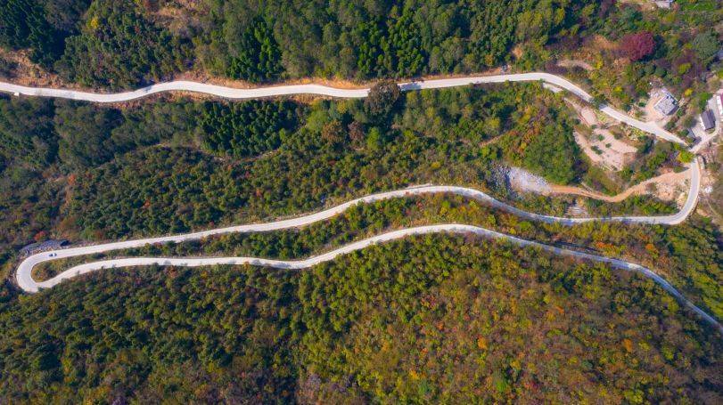 丛林,山脉,古村,古桥,流水,人家……蜿蜒曲折的盘山公路,惊艳且刺激