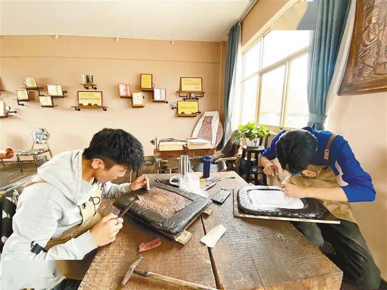 工作室内,学徒们正在认真雕刻自己的作品
