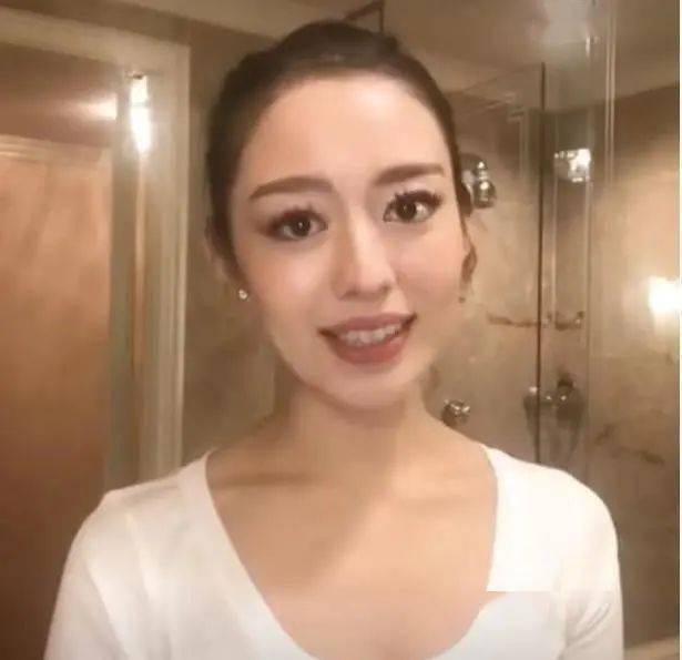 卸妆后的吉娜相貌平平无奇网友没有眼妆也就一普通人