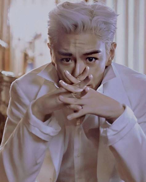 bigbang top "白色正装 白色头发" 强烈散发光芒的眼神