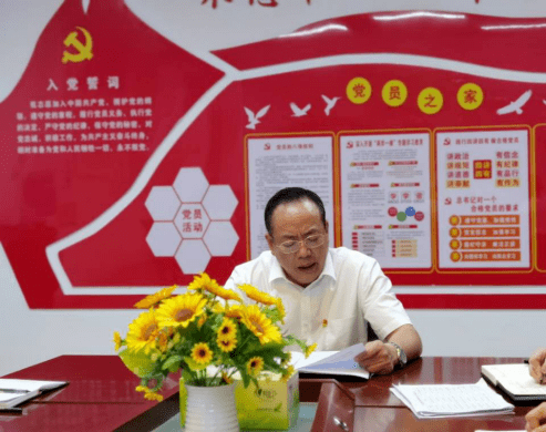这次党课内容主要是宣讲全国两会精神。首先由党支部书记李杰同志宣讲了全国两会精神