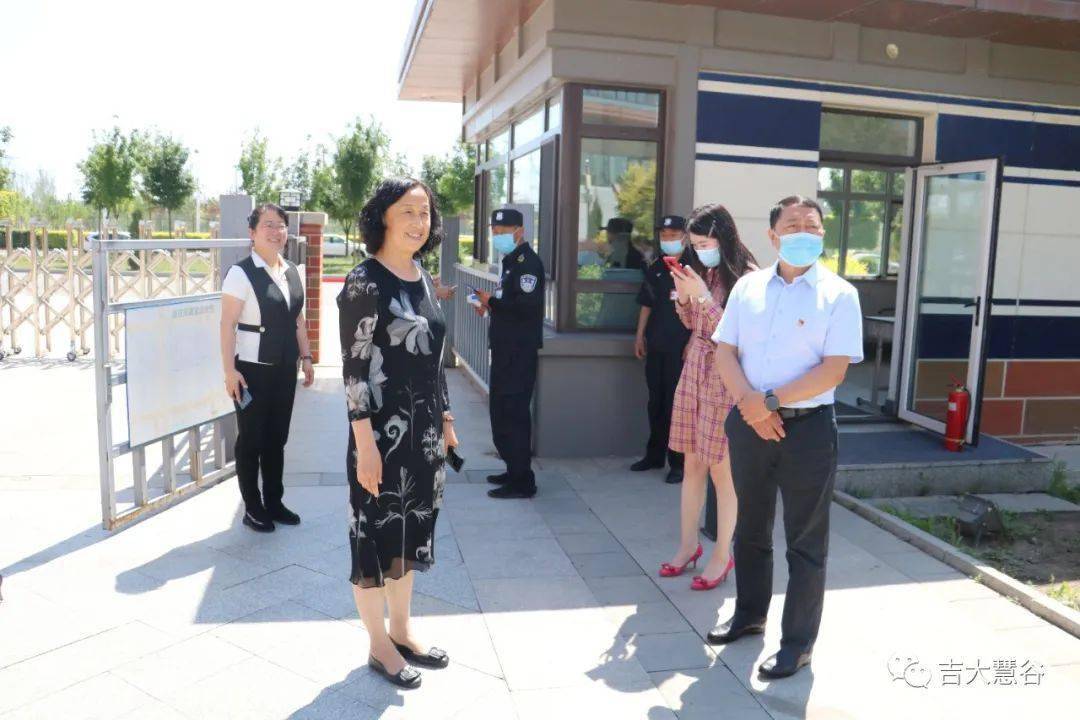杨丽敏,任百辉,副书记苏春辉,小学部副主任肖瑶,尚丽丽参加了本次活动