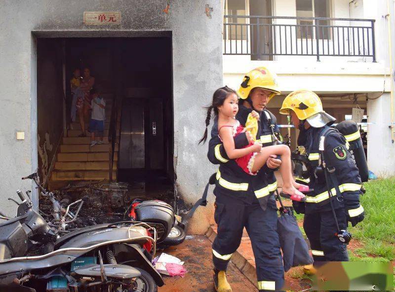 消防员抱出被困小女孩.图片来源:海南省消防救援总队