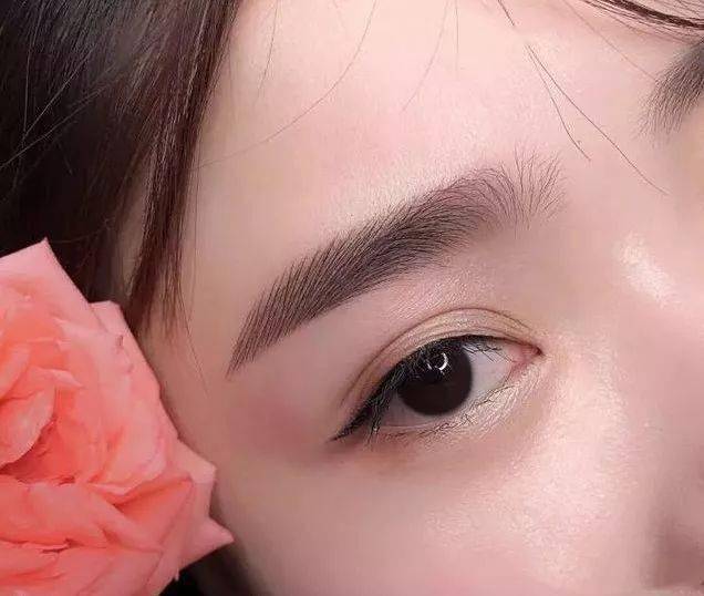 接着回过头来检查左边做的眉毛,将敷色擦干净后轻轻拨开线条,观察上色