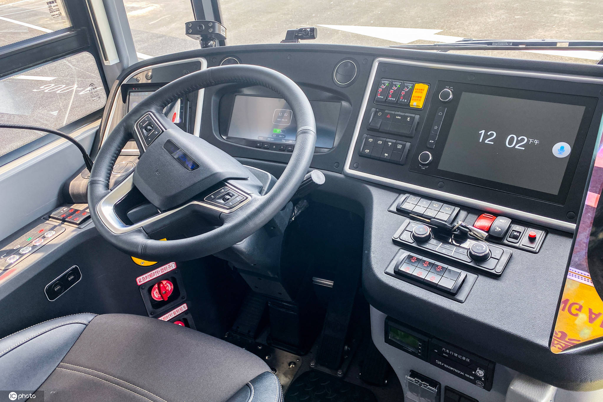 自动驾驶公交车郑州城区试运行 无需驾驶员就能安全运营