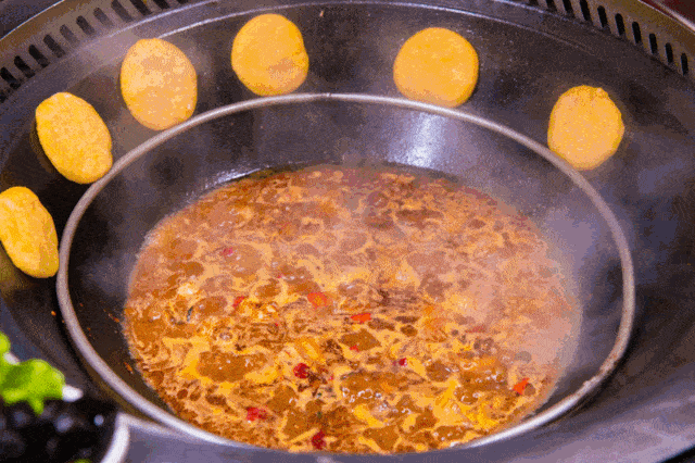 香浓的味道从鼻尖蔓延至心底 03 锅边馍馍定不能少 鸡肉和锅边馍的