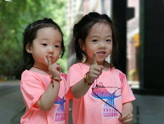 双胞胎|双胞胎女儿越长越不像，身高差明显杨威晒三子女在豪宅玩耍照