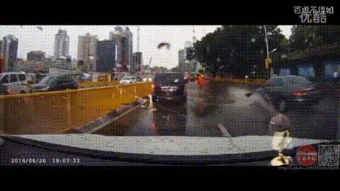 搞笑Gif:妹子你的骨骼太软了吧
