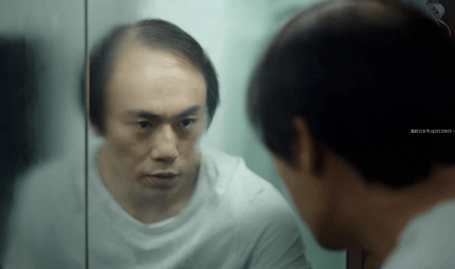 君君每次看到 张东升秃头的画面时,都不敢和镜头中的他对视.