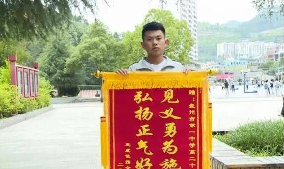 少年|热血少年！16岁的他伤腿里带着钢板，跳河救下150斤落水男子