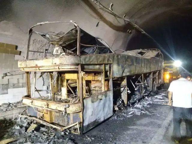 乘客|危急！大巴在隧道内自燃，还载着45名乘客！