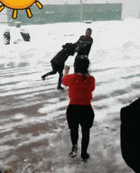 搞笑gif动图:唉,要不是我及时自断一臂,估计小命都没了!