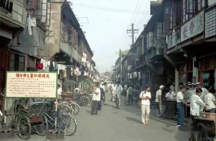 313:四川北路海宁路口北望街景.路口西北转角为长丰商品商店.