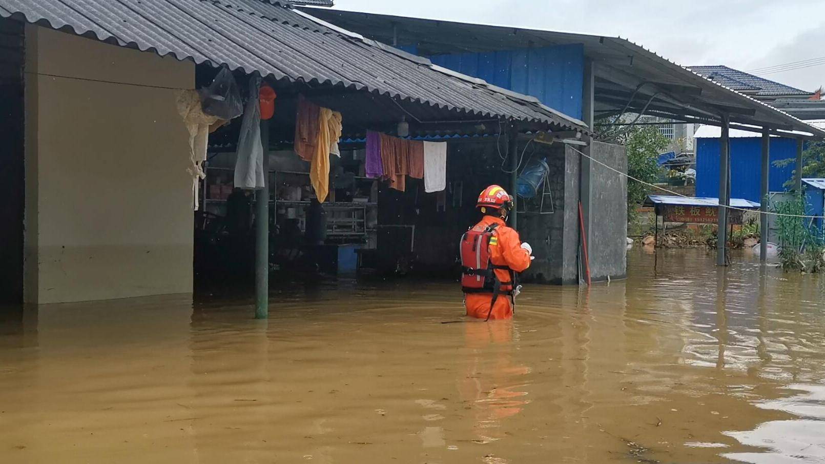 云南孟连强降雨致河水暴涨倒灌 部分民房被淹7人被困