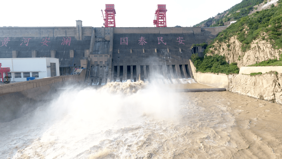 三门峡大坝开闸泄洪,场面壮观,气势如虹_黄河