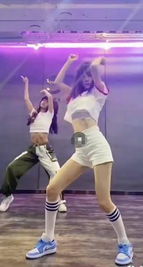 跳舞视频小蛮腰 0ccf2f88162a45069c553d32142f4ac9.jpeg