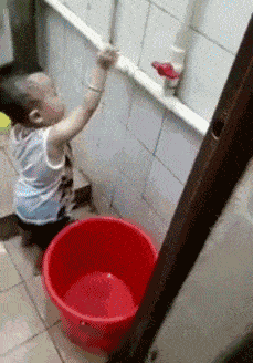 搞笑GIF:那只手到底干了什么,让妹子笑的这么开心!