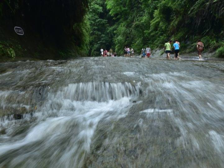 以上图片:2020年7月5日,游客在四川省内江市威远县石板河旅游区游玩.