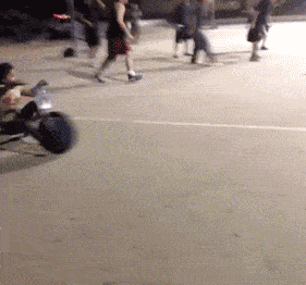 搞笑GIF:那只手到底干了什么,让妹子笑的这么开心!
