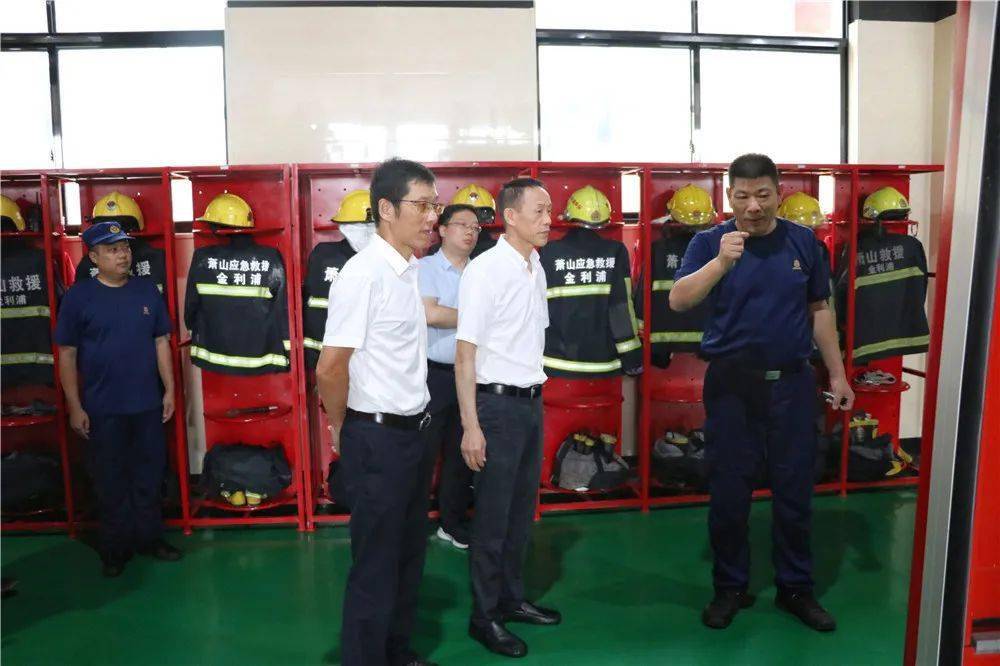 杭州市应急管理局巡视员陆建明一行来萧山区检查指导防汛工作