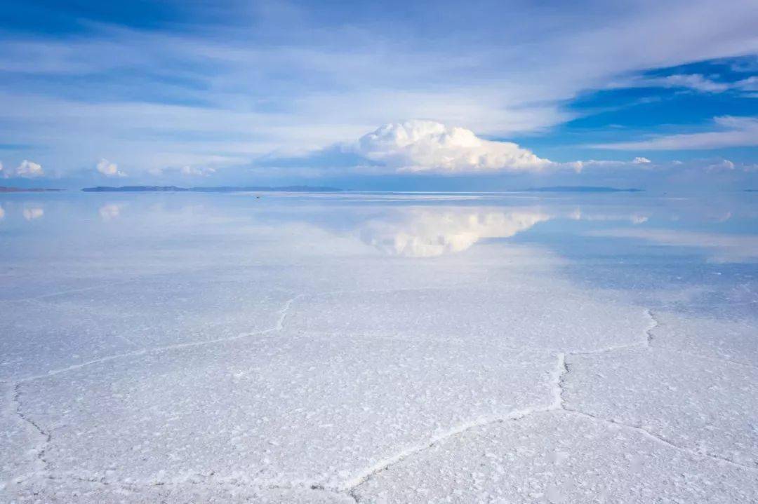 提起青海,很多人就会想到著名的 "茶卡盐湖",可以将整片天空倒映出来