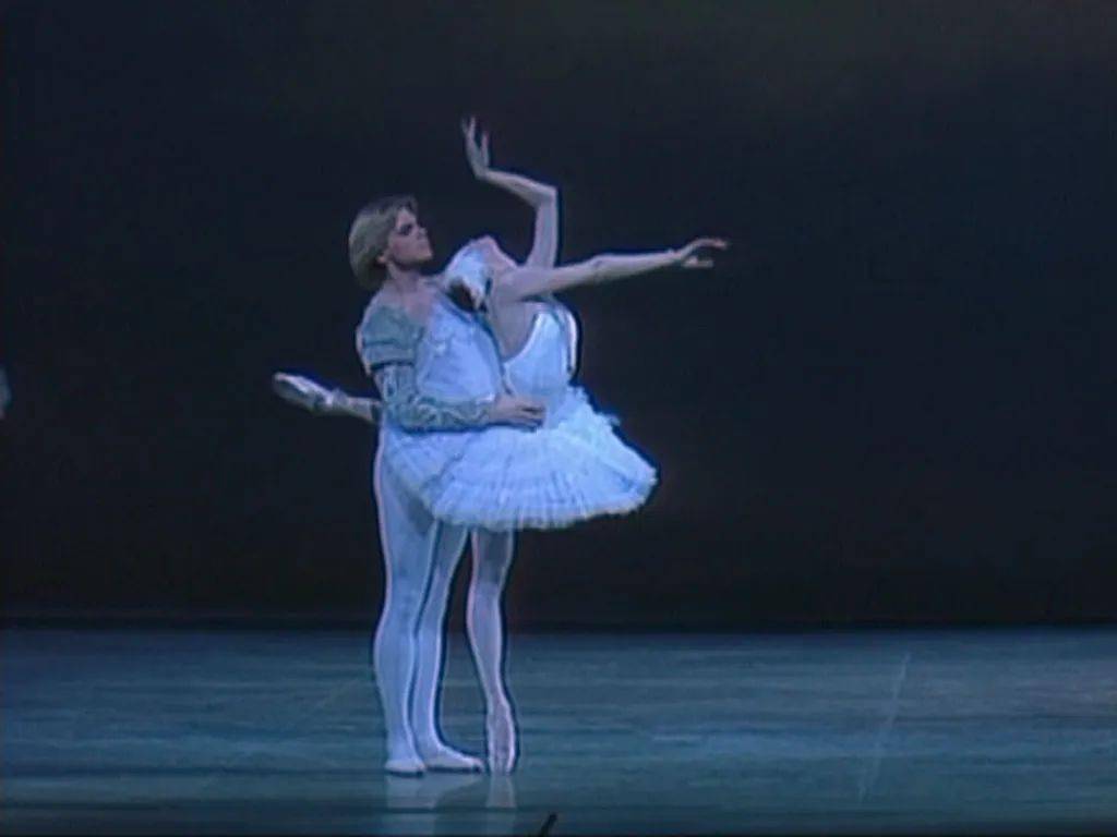 柴科夫斯基《天鹅湖》“柔板”双人舞0267_搜狐网